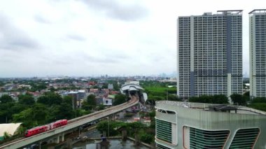 Jakartas 'ın yüksek binalar ve genişleyen şehir manzaralarıyla gökyüzü görüntüsü Endonezya' nın dinamik başkenti ve modern altyapısını vurguluyor.