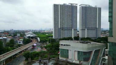 Jakartas 'ın MRT demiryolu ve yoğun trafik hatlarıyla silueti, Endonezya' nın başkentinde hareketli bir şehir manzarasını gösteren kentin gelişimini ve kentsel büyümesini gözler önüne seriyor..