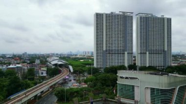 Jakartas 'ın yüksek binalar ve genişleyen şehir manzaralarıyla gökyüzü görüntüsü Endonezya' nın dinamik başkenti ve modern altyapısını vurguluyor.