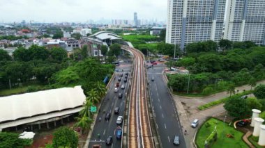 Jakartas 'ın MRT demiryolu ve yoğun trafik hatlarıyla silueti, Endonezya' nın başkentinde hareketli bir şehir manzarasını gösteren kentin gelişimini ve kentsel büyümesini gözler önüne seriyor..