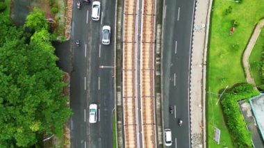 Jakartas MRT demiryolu hattının ve işlek yolların insansız hava aracı görüntüleri, şehir ulaşım ağını ve Endonezya başkentinin hareketli şehir yaşamını gözler önüne seriyor.