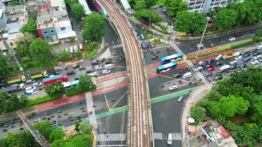 Jakartas MRT demiryolu hattının ve işlek yolların insansız hava aracı görüntüleri, şehir ulaşım ağını ve Endonezya başkentinin hareketli şehir yaşamını gözler önüne seriyor.