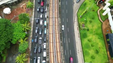 Jakartas MRT demiryolu hattının ve işlek yolların insansız hava aracı görüntüleri, şehir ulaşım ağını ve Endonezya başkentinin hareketli şehir yaşamını gözler önüne seriyor.