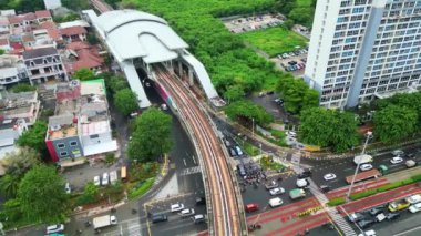 Jakarta şehir manzarası yüksek binaları, işlek yolları ve MRT raylarını gösteriyor. Bu görüntüler Jakartas kentsel altyapısını ve Endonezya başkentindeki hareketli yaşamı gösteriyor..