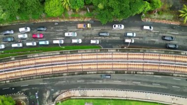 Jakartas MRT demiryolu hattının ve işlek yolların insansız hava aracı görüntüleri, şehir ulaşım ağını ve Endonezya başkentinin hareketli şehir yaşamını gözler önüne seriyor.