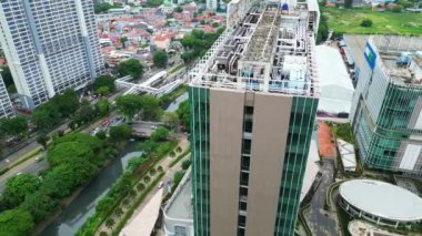 Jakartas 'ın MRT demiryolu ve yoğun trafik hatlarıyla silueti, Endonezya' nın başkentinde hareketli bir şehir manzarasını gösteren kentin gelişimini ve kentsel büyümesini gözler önüne seriyor..