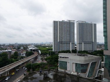 Jakarta 'nın hareketli iş bölgesinin insansız hava aracı görüntüleri, gökdelenler ve genişleyen şehir blokları, Endonezya başkentinin ticari kalbi, gelişmekte olan bir metropolün kentsel manzarası.