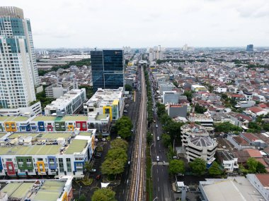 Jakarta şehir merkezindeki modern ve renkli mimarinin havadan görünüşü, Endonezya başkentinin kentsel düzeni, konut ve ticari binaların karışımı, gelişen şehir.
