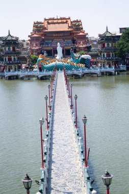 Kaohsiung, Tayvan 'daki Lotus Gölü' ndeki görkemli pavyona giden bir köprü. Resmedilmeye değer kültürel ve mimari bir cazibe.