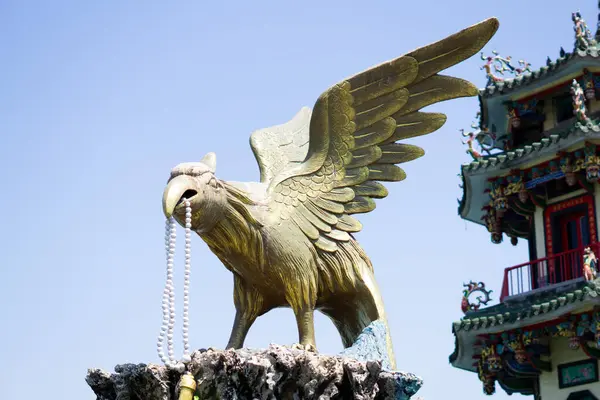 Kaohsiung, Tayvan 'daki Lotus Pond Pavyonu' nda boncuklu altın kuş heykelinin yakın çekimi. Kültürel sanatın karmaşık bir parçası..