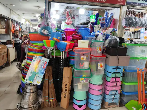 Farklı renkte plastik kaplar, sandalyeler, kutular olan bir mağaza.