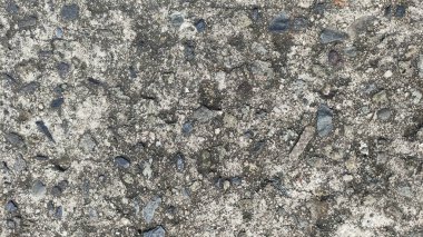 Üzerinde delikler olan gri ve beyaz yüzey yolu asfaltı. Çukur çakıl ve toprakla çevrili. Arkaplan duvar kağıdı için