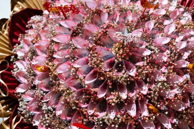 100 bin rupiadan yapılmış güzel bir buket. Çin Yeni Yılı ve diğer anlamlı kutlamalar için ideal..