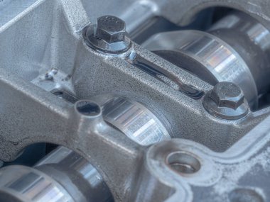 İçten yanmalı motordaki bir krank milinin yakın çekimi. Görüntü mekanik hassasiyet, metal dokular ve motor performansı için gerekli mühendislik detaylarını vurgular.