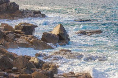 Dalgalar Breton kıyısındaki engebeli uçurumlara çarparak beyaz sprey ve ham güçle dramatik bir gösteri yaratıyor. Deniz ve taşın etkileşimi bu yabani bölgenin vahşi güzelliğini somutlaştırıyor..