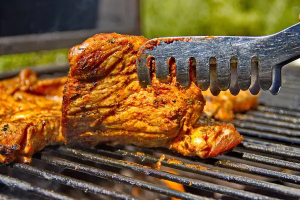 Kömür ızgarasında leziz biftek cızırdıyor, dumanlı aroması havayı dolduruyor. Dışı mükemmel kurutulmuş ve içi de hassas. Mangal hastaları ve ızgara meraklıları için lezzetli, ağız sulandırıcı bir ziyafet..