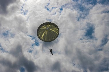 Alman paraşütçüler, hızlı konuşlanma ve çok uluslu işbirliğini geliştirmek amacıyla NATO tatbikatına katıldılar. Tatbikatta hava operasyonları, taktik manevralar ve ortak görev hazırlığı yer alıyor..