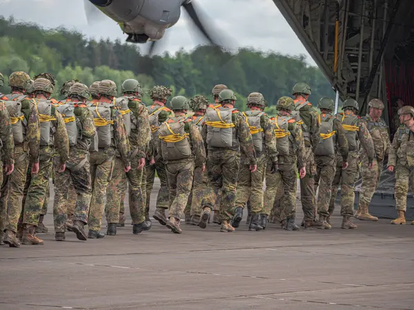 NATO tatbikatı sırasında bir Airbus A400M 'ye binen Alman paraşütçüleri: tam teçhizatlı askerler, hava indirme operasyonuna hazırlanıyor, modern askeri nakliye uçağına koordineli giriş.