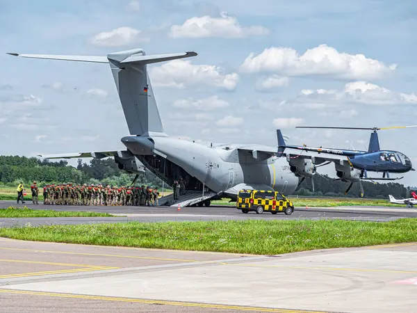 NATO tatbikatı sırasında bir Airbus A400M 'ye binen Alman paraşütçüleri: tam teçhizatlı askerler, hava indirme operasyonuna hazırlanıyor, modern askeri nakliye uçağına koordineli giriş.