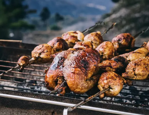 Kızarmış tavuğumuzun tadını çıkarın. Lezzetli bir şekilde ızgarada pişmiş. Her leziz ısırık, ahşap ızgaradan çıkan dumanlı, zengin bir lezzetle patlar ve her seferinde otantik bir lezzet verir..