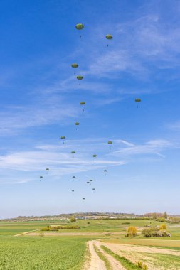 Alman paraşütçüler, hızlı konuşlanma ve çok uluslu işbirliğini geliştirmek amacıyla NATO tatbikatına katıldılar. Tatbikatta hava operasyonları, taktik manevralar ve ortak görev hazırlığı yer alıyor..