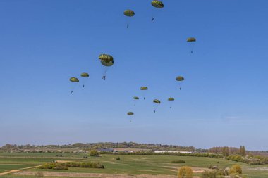 Alman paraşütçüler, hızlı konuşlanma ve çok uluslu işbirliğini geliştirmek amacıyla NATO tatbikatına katıldılar. Tatbikatta hava operasyonları, taktik manevralar ve ortak görev hazırlığı yer alıyor..