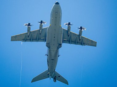 NATO tatbikatı sırasında Airbus A400M, Alman paraşütçülerini hızlı konuşlanma, stratejik hareketlilik ve çokuluslu işbirliği göstererek, yüksek hassasiyetli bir hava indirme operasyonunda görevlendirdi..