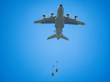 NATO tatbikatı sırasında Airbus A400M, Alman paraşütçülerini hızlı konuşlanma, stratejik hareketlilik ve çokuluslu işbirliği göstererek, yüksek hassasiyetli bir hava indirme operasyonunda görevlendirdi..