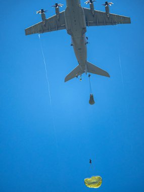NATO tatbikatı sırasında Airbus A400M, Alman paraşütçülerini hızlı konuşlanma, stratejik hareketlilik ve çokuluslu işbirliği göstererek, yüksek hassasiyetli bir hava indirme operasyonunda görevlendirdi..