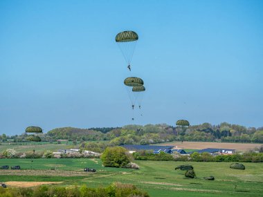Alman paraşütçüler, hızlı konuşlanma ve çok uluslu işbirliğini geliştirmek amacıyla NATO tatbikatına katıldılar. Tatbikatta hava operasyonları, taktik manevralar ve ortak görev hazırlığı yer alıyor..