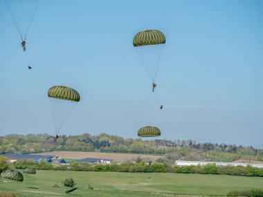 Alman paraşütçüler, hızlı konuşlanma ve çok uluslu işbirliğini geliştirmek amacıyla NATO tatbikatına katıldılar. Tatbikatta hava operasyonları, taktik manevralar ve ortak görev hazırlığı yer alıyor..