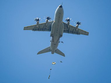 NATO tatbikatı sırasında Airbus A400M, Alman paraşütçülerini hızlı konuşlanma, stratejik hareketlilik ve çokuluslu işbirliği göstererek, yüksek hassasiyetli bir hava indirme operasyonunda görevlendirdi..