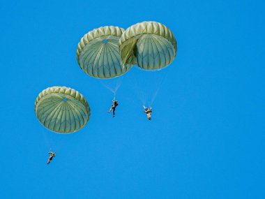Alman paraşütçüler, hızlı konuşlanma ve çok uluslu işbirliğini geliştirmek amacıyla NATO tatbikatına katıldılar. Tatbikatta hava operasyonları, taktik manevralar ve ortak görev hazırlığı yer alıyor..