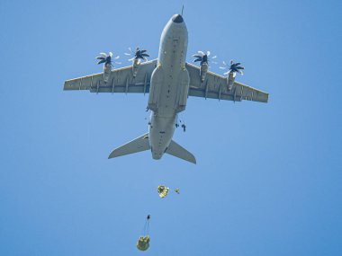 NATO tatbikatı sırasında Airbus A400M, Alman paraşütçülerini hızlı konuşlanma, stratejik hareketlilik ve çokuluslu işbirliği göstererek, yüksek hassasiyetli bir hava indirme operasyonunda görevlendirdi..