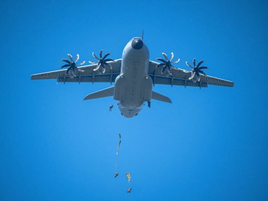 NATO tatbikatı sırasında Airbus A400M, Alman paraşütçülerini hızlı konuşlanma, stratejik hareketlilik ve çokuluslu işbirliği göstererek, yüksek hassasiyetli bir hava indirme operasyonunda görevlendirdi..