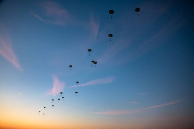 Alman paraşütçüler, hızlı konuşlanma ve çok uluslu işbirliğini geliştirmek amacıyla NATO tatbikatına katıldılar. Tatbikatta hava operasyonları, taktik manevralar ve ortak görev hazırlığı yer alıyor..