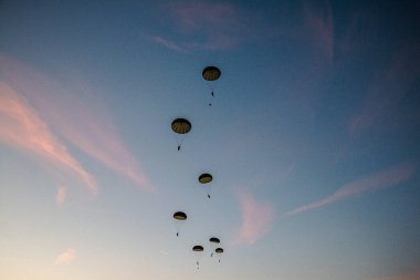 Alman paraşütçüler, hızlı konuşlanma ve çok uluslu işbirliğini geliştirmek amacıyla NATO tatbikatına katıldılar. Tatbikatta hava operasyonları, taktik manevralar ve ortak görev hazırlığı yer alıyor..