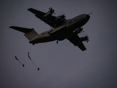 NATO tatbikatı sırasında Airbus A400M, Alman paraşütçülerini hızlı konuşlanma, stratejik hareketlilik ve çokuluslu işbirliği göstererek, yüksek hassasiyetli bir hava indirme operasyonunda görevlendirdi..