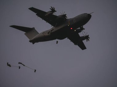 NATO tatbikatı sırasında Airbus A400M, Alman paraşütçülerini hızlı konuşlanma, stratejik hareketlilik ve çokuluslu işbirliği göstererek, yüksek hassasiyetli bir hava indirme operasyonunda görevlendirdi..