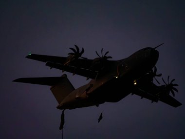 NATO tatbikatı sırasında Airbus A400M, Alman paraşütçülerini hızlı konuşlanma, stratejik hareketlilik ve çokuluslu işbirliği göstererek, yüksek hassasiyetli bir hava indirme operasyonunda görevlendirdi..