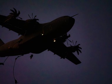 NATO tatbikatı sırasında Airbus A400M, Alman paraşütçülerini hızlı konuşlanma, stratejik hareketlilik ve çokuluslu işbirliği göstererek, yüksek hassasiyetli bir hava indirme operasyonunda görevlendirdi..