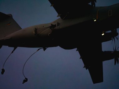 NATO tatbikatı sırasında Airbus A400M, Alman paraşütçülerini hızlı konuşlanma, stratejik hareketlilik ve çokuluslu işbirliği göstererek, yüksek hassasiyetli bir hava indirme operasyonunda görevlendirdi..