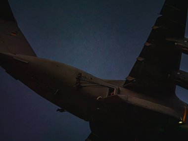 NATO tatbikatı sırasında Airbus A400M, Alman paraşütçülerini hızlı konuşlanma, stratejik hareketlilik ve çokuluslu işbirliği göstererek, yüksek hassasiyetli bir hava indirme operasyonunda görevlendirdi..