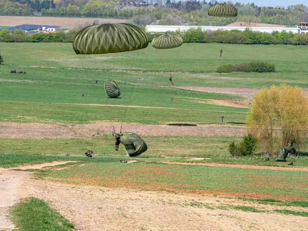 Alman paraşütçüler, hızlı konuşlanma ve çok uluslu işbirliğini geliştirmek amacıyla NATO tatbikatına katıldılar. Tatbikatta hava operasyonları, taktik manevralar ve ortak görev hazırlığı yer alıyor..