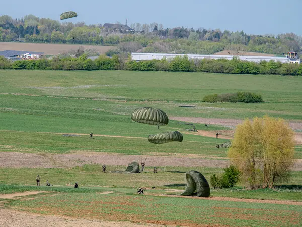 Alman paraşütçüler, hızlı konuşlanma ve çok uluslu işbirliğini geliştirmek amacıyla NATO tatbikatına katıldılar. Tatbikatta hava operasyonları, taktik manevralar ve ortak görev hazırlığı yer alıyor..