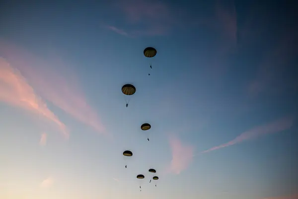 Alman paraşütçüler, hızlı konuşlanma ve çok uluslu işbirliğini geliştirmek amacıyla NATO tatbikatına katıldılar. Tatbikatta hava operasyonları, taktik manevralar ve ortak görev hazırlığı yer alıyor..