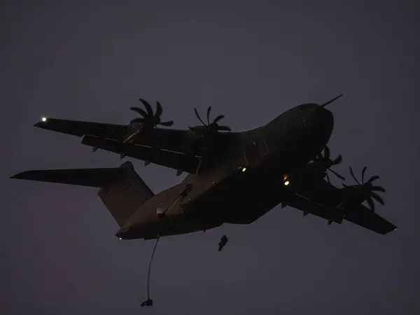 NATO tatbikatı sırasında Airbus A400M, Alman paraşütçülerini hızlı konuşlanma, stratejik hareketlilik ve çokuluslu işbirliği göstererek, yüksek hassasiyetli bir hava indirme operasyonunda görevlendirdi..