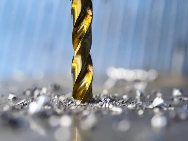 Matkap yumuşak metali keserken alüminyum sondaj yapmak spiral yongalar oluşturur. Temiz delikler açmak ve çip oluşturma veya araç hasarını önlemek için keskin araçlar ve uygun soğutma kullanın