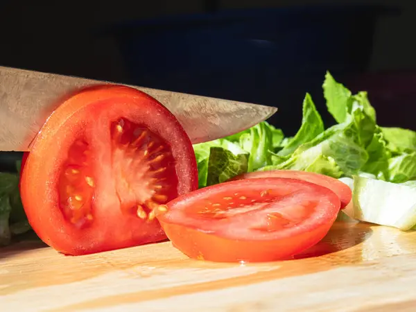 Taze yaz salatası, sulu domatesler, taze marul kalpler ve canlı taze taze soğanlar. Renkli, sağlıklı bir karışım lezzet katar ve ılık hava yemekleri veya hafif atıştırmalıklar için mükemmeldir..