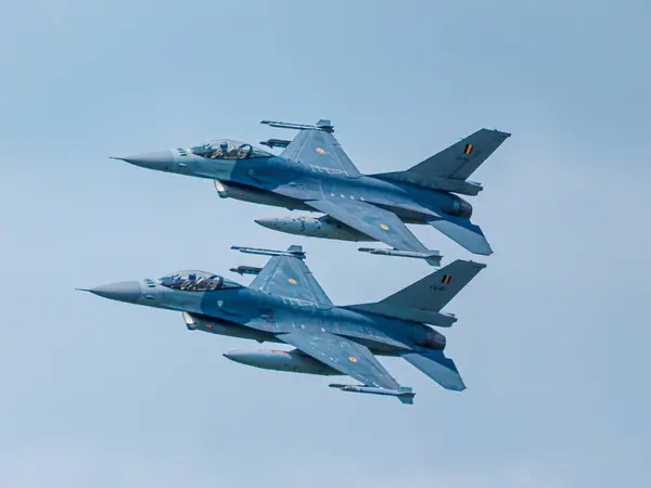 Bir Belçika Hava Kuvvetleri F-16 NATO tatbikatı sırasında alçaktan uçar. Savaş uçağı, hava kuvvetleri, çeviklik ve askeri koordinasyon göstererek, hassas ve hızlı bir şekilde gökyüzünü kesiyor..